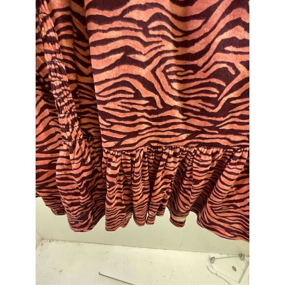 Loft NWT Animal Print Peplum Ruffled Blouse Size L - Picture 3 of 8